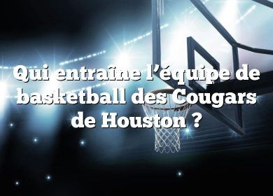 Qui entraîne l’équipe de basketball des Cougars de Houston ?